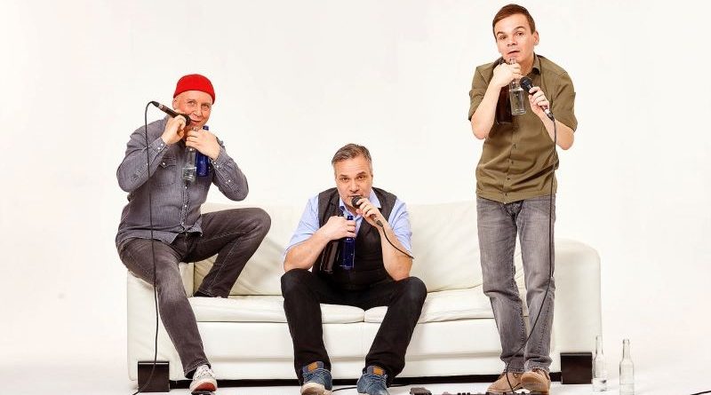 GlasBlasSing sitzend auf einem Sofa, Fotograf Yves Sucksdorff, Nachtschicht 2024