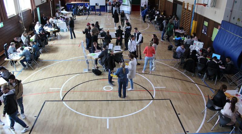 Blick von oben auf eine Ausbildungsmesse in der Turnhalle der Wilhelmsschule Wangen