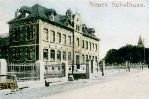Postkarte mit Bild der 1903 fertiggestellten „Alten” Schule