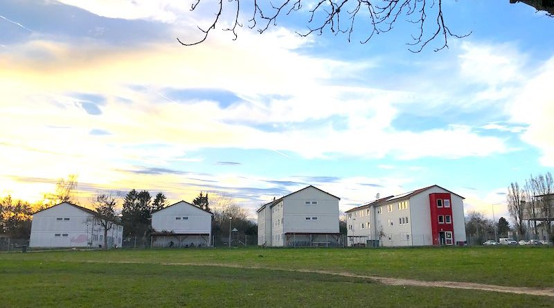 Blick über Wiese aufs Asyldorf Heumaden