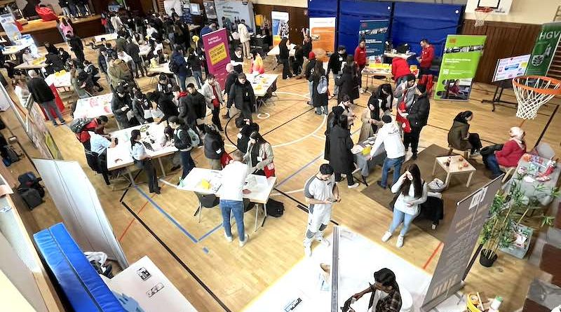 Blick von oben auf die Ausbildungsmesse am 7.3.2024 in der Turn- und Versammlungshalle Wangen