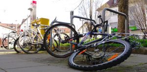 Ausrangierte Fahrräder an Fahrradbügeln