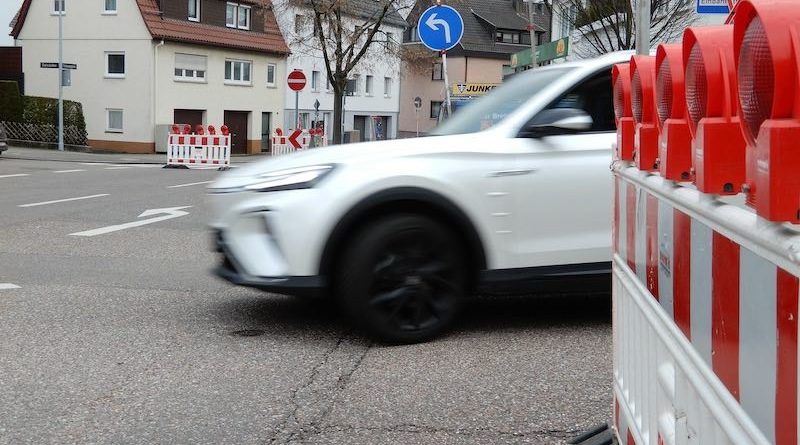 Auto fährt aus umgedrehter Einbahnstraße am Feigenweg