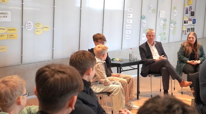 Ostfilderns OB Bolay im Gespräch mit Schülern