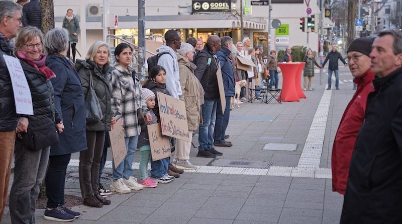 Menschenkette gegen Rassismus an der Kirchheimer Straße in Sillenbuch