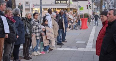 Menschenkette gegen Rassismus an der Kirchheimer Straße in Sillenbuch