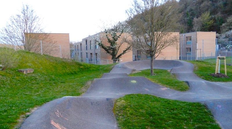 Blick vom Spielplatz auf die Modulbauten für Flüchtlinge an der Amstetter Straße 85/87 in Hedelfingen