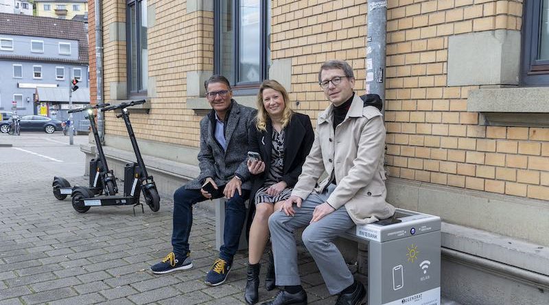 Peter Drausnigg , Kristina Kühnel und Kai Freier auf der Hedelfinger Solarbank
