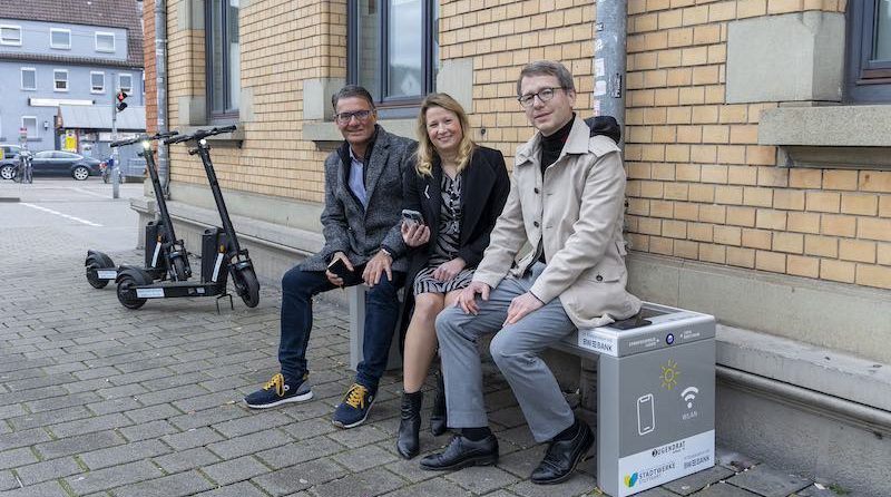 Peter Drausnigg , Kristina Kühnel und Kai Freier auf der Hedelfinger Solarbank