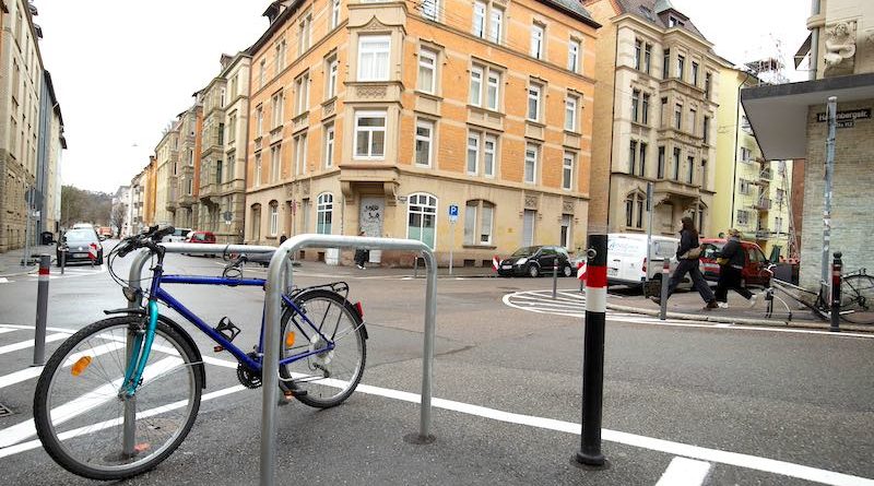 Blick vom Straßenrand auf eine Stuttgarter Ecke
