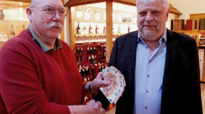 Wolfgang Gohl und Michael Wießmeyer bei der Spendenübergabe