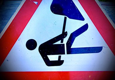 auf der Seite liegendes Baustellenschild