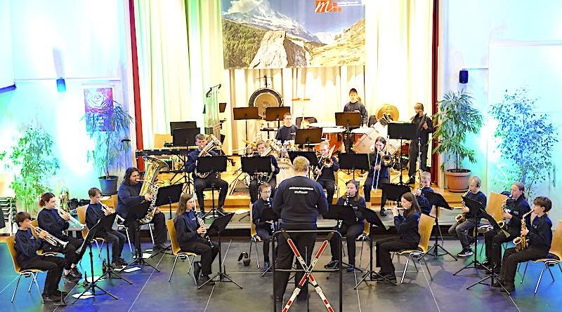 Jugendorchester des Musikzugs Wangen auf der Bühne des Ev. Gemeindesaals
