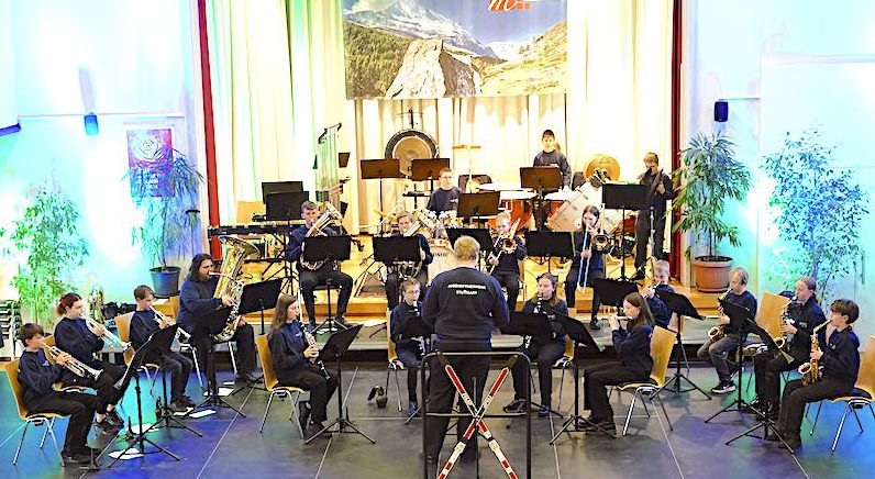 Jugendorchester des Musikzugs Wangen auf der Bühne des Ev. Gemeindesaals