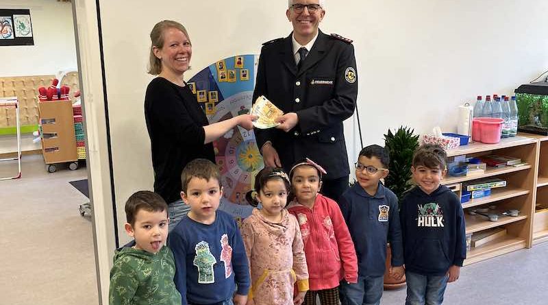 Thorsten Frech übergibt die Feuewehrspende im Kindergarten St. Markus