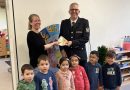 Thorsten Frech übergibt die Feuewehrspende im Kindergarten St. Markus
