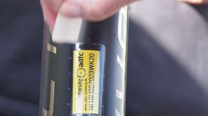 Anbringung eies Klebe-Etiketts mit Code am Fahrradrahmen