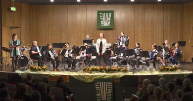Schülerorchester auf der Bühne beim Frühjahrskonzert 2024 des HHC Flottweg Sillenbuch