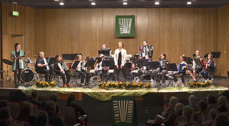 Schülerorchester auf der Bühne beim Frühjahrskonzert 2024 des HHC Flottweg Sillenbuch