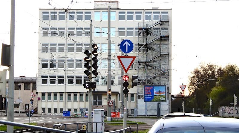 Blick von der Ampel auf das Gebäude Inselstraße 33