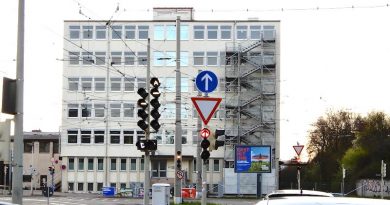 Blick von der Ampel auf das Gebäude Inselstraße 33
