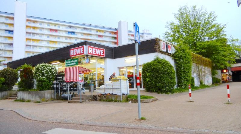 Blick auf REWE-Eingang an der Paprikastraße in Heumaden