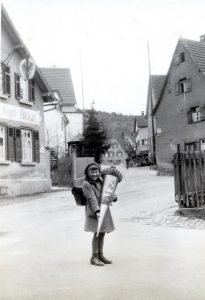 Schülerin mit Schultüte 1943