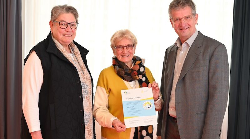 Vertreter der BSO nehmen das Gütesiegel entgegen