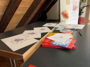 Tisch mit Unterlagen zur Vorbereitung der Gruppenarbeit in Wangen