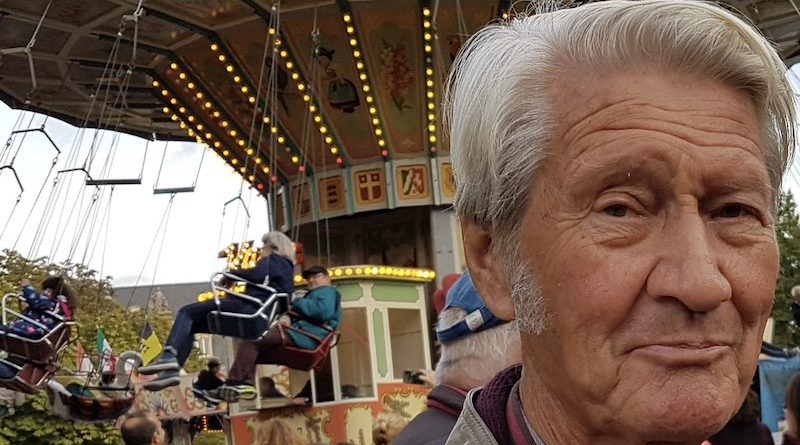 Hans Peter Schmid vor einem Karussell