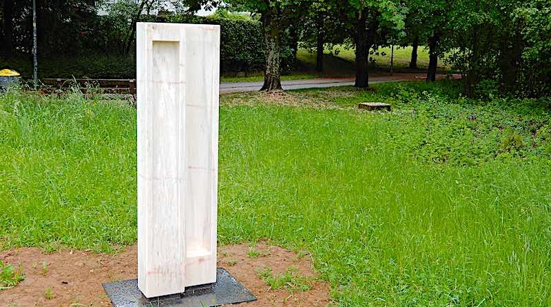 Sanierte Morgen-Abend-Stele im Mai 2024 am neuen Standort am Schwellenäckerweg in Heumaden