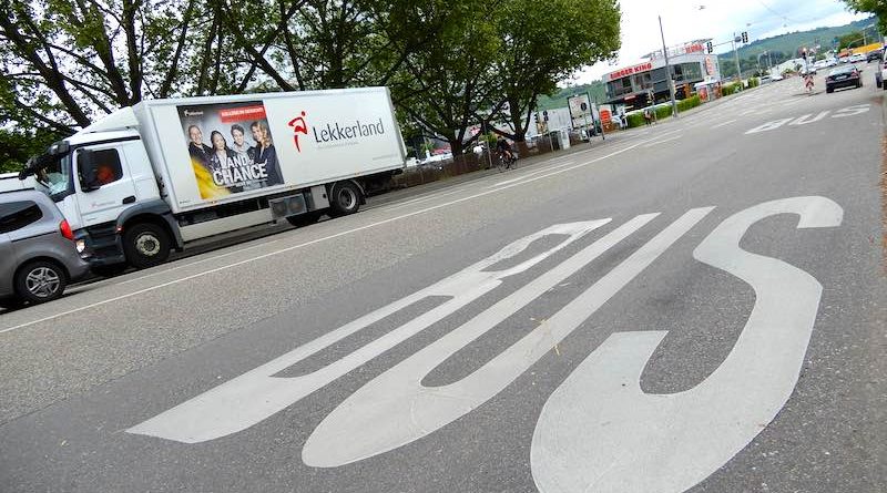 Blick vom Hedelfinger Platz über die Busspur zu den Otto-Hirsch-Brücken