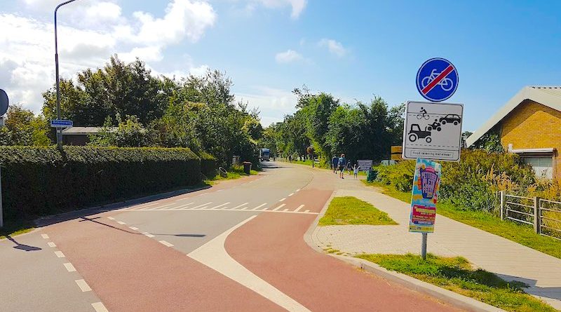 Straßenkreuzung mit roten Radspuren