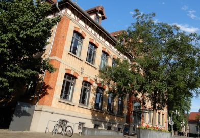 Blick auf die Eingagsseite des Bürgerhauses „Alte Schule” Hedelfingen