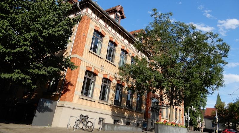 Blick auf die Eingagsseite des Bürgerhauses „Alte Schule” Hedelfingen