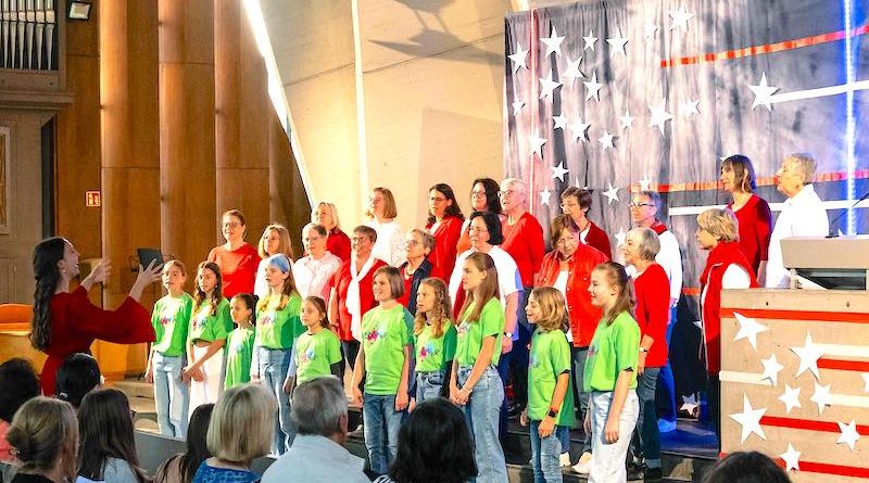Liederkranz-Chöre auf der Bühne beim Konzert in der Gnadenkirche Heumaden