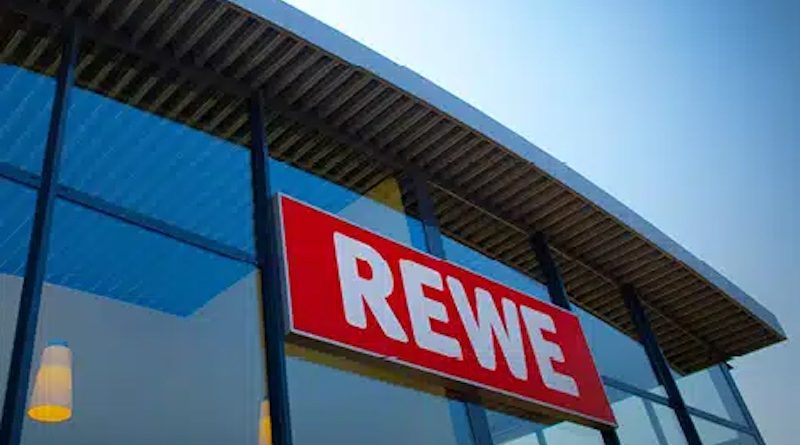REWE Schriftzug an Glasfassade