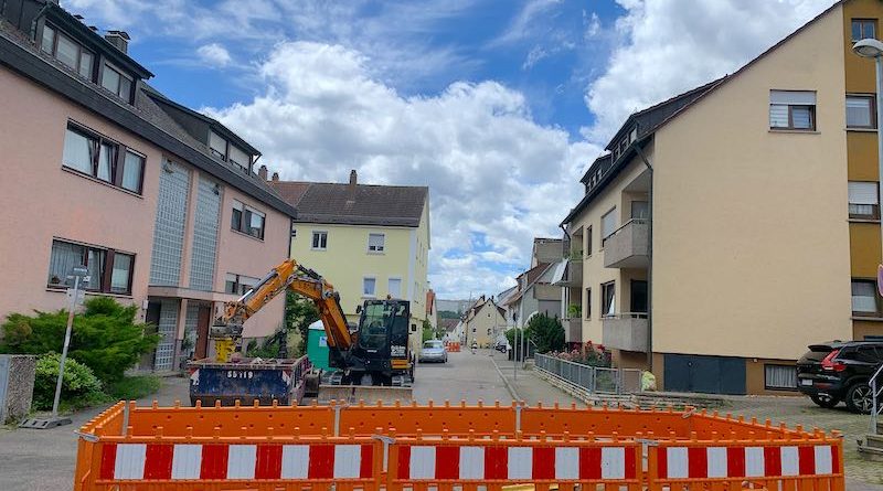 Baustellengitter und Baugeräte auf der Schemppstraße im Ortskern von Riedenberg