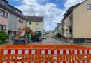 Baustellengitter und Baugeräte auf der Schemppstraße im Ortskern von Riedenberg