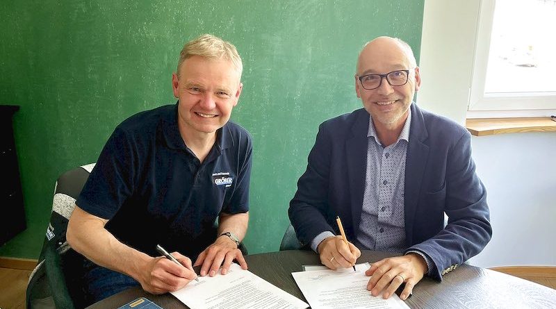 Hermann Gröber und Andreas Passauer beim Unterzeichnen des Partnerschaftsvertrags