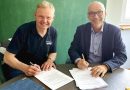 Hermann Gröber und Andreas Passauer beim Unterzeichnen des Partnerschaftsvertrags