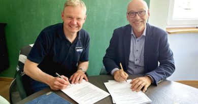 Hermann Gröber und Andreas Passauer beim Unterzeichnen des Partnerschaftsvertrags