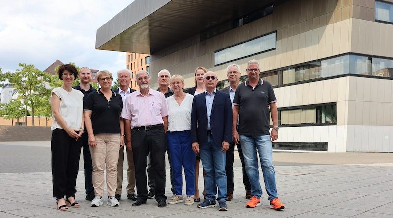 Ausscheidende Stadträte Ostfilderns 2024 vor dem Stadthaus im Scharnhauser Park