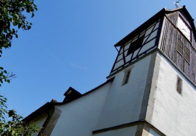 Blick von der rohrackerstraße zur Spitze des Kirchturms der Bernhardskirche in Rohracker