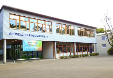 Blick über den Schulhof vor auf die Fassade der Grundschule Heumaden im September 2024