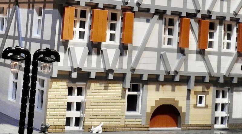 Fassade des in LEGO®-Steinen nachgebauten Alten Hauses Hedelfingen