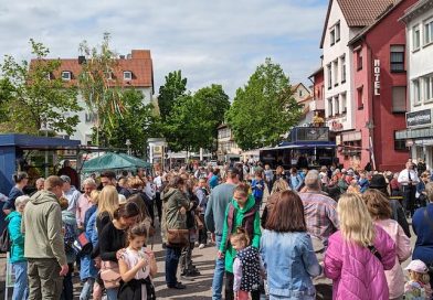 Viele Besucher auf der Ulmer Straße beim Wangener Maimarkt