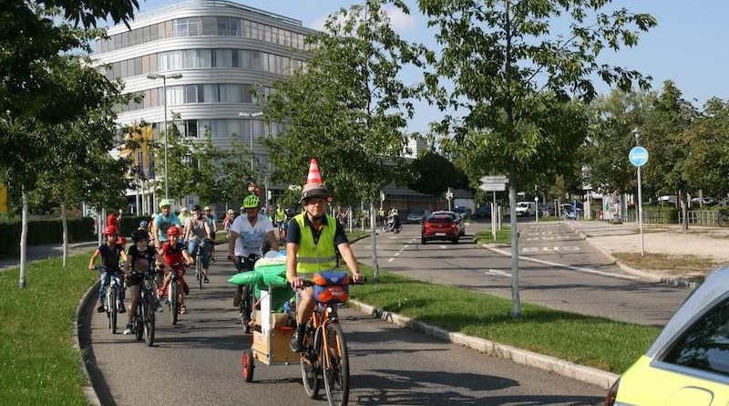 Fahrradkolonne im Scharnhauser Park