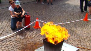 Kind löscht unter Anleitung ein Feuer