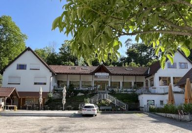 Blick über den Parkplatz auf das Waldheim Hedelfingen